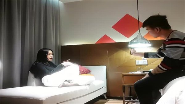 花臂纹身辣妹初次破处！帅气小哥约炮狂操淫水喷溅