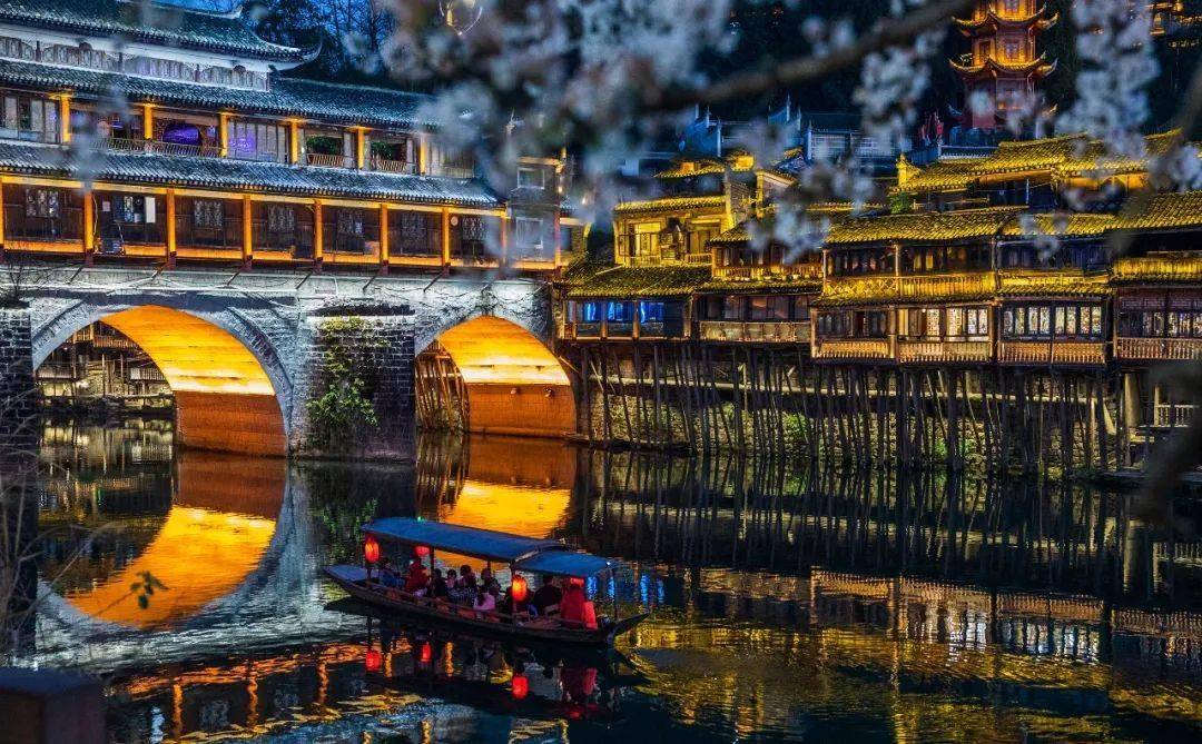 烟雨湖南，古装演绎山水画卷